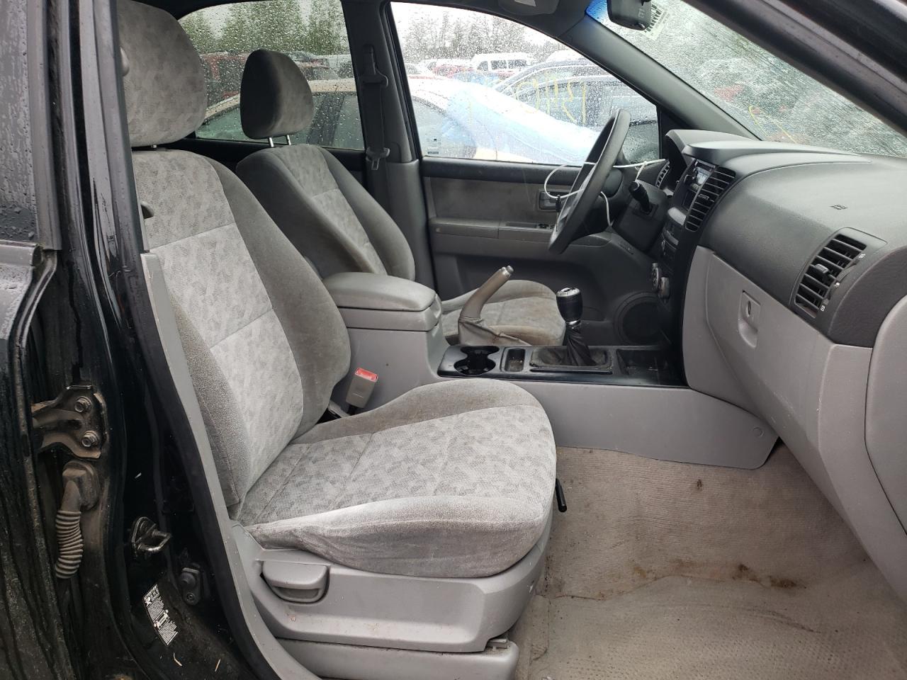 Photo 5 from auction – 2004 KIA SORENTO EX with VIN KNDJD733945198495