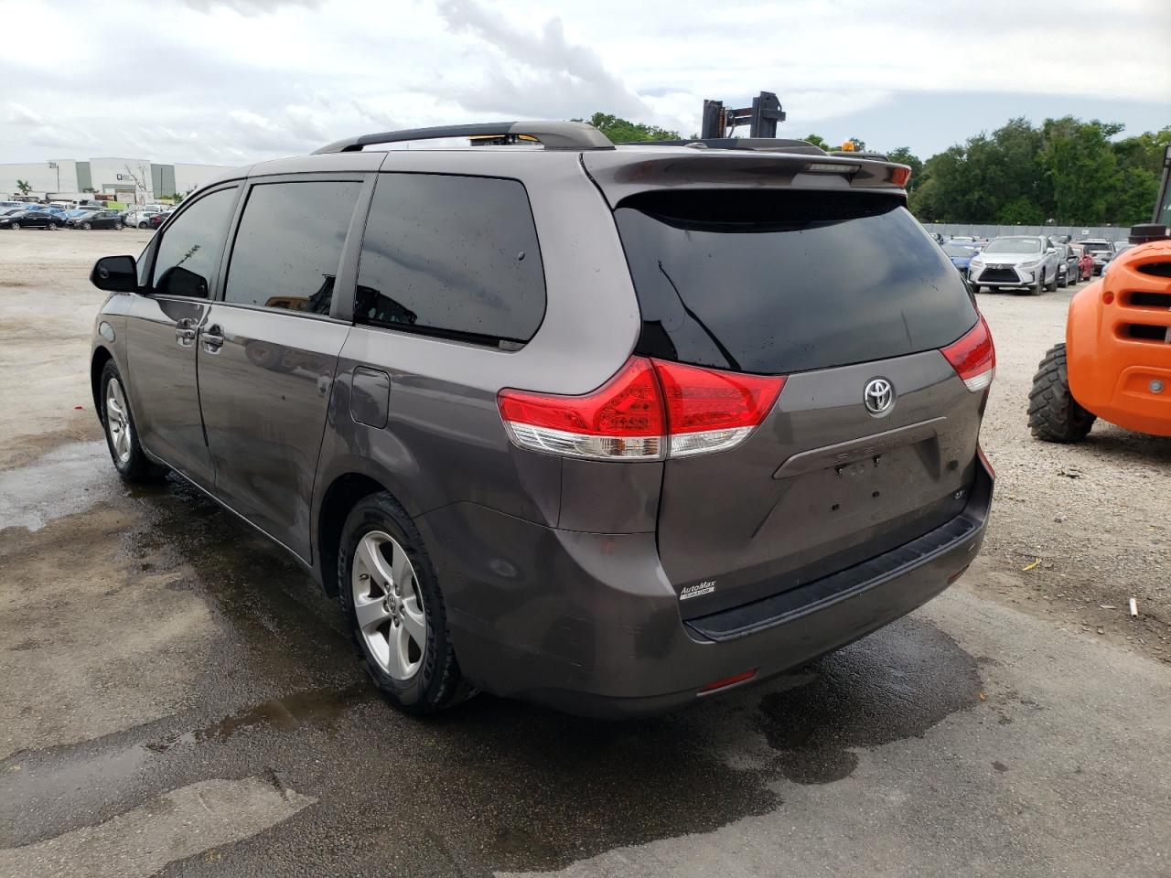 Photo 3 from auction – 2013 TOYOTA SIENNA LE with VIN 5TDKK3DC8DS342064
