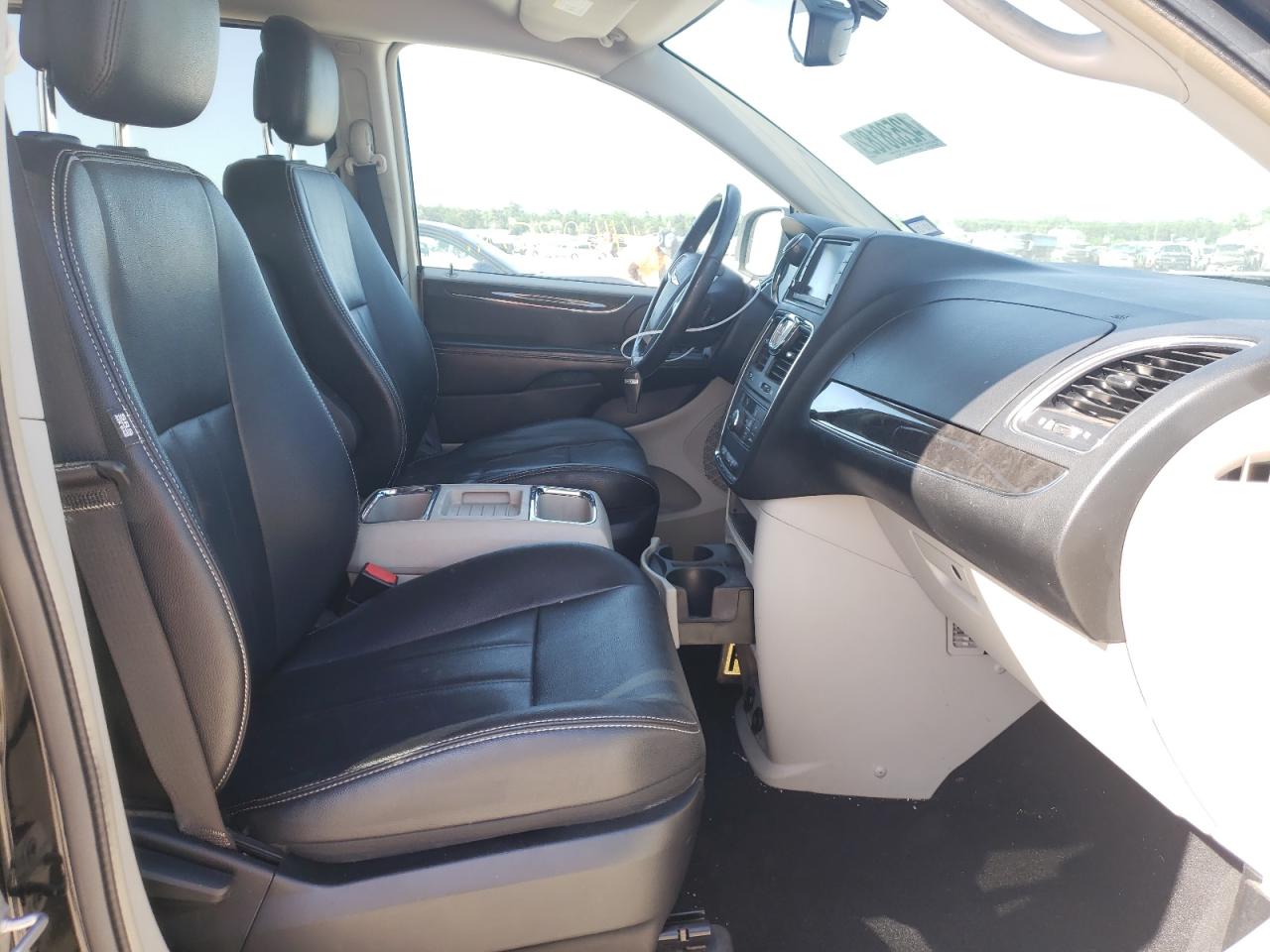 Photo 5 from auction – 2014 CHRYSLER TOWN & COU with VIN 2C4RC1BG3ER211298