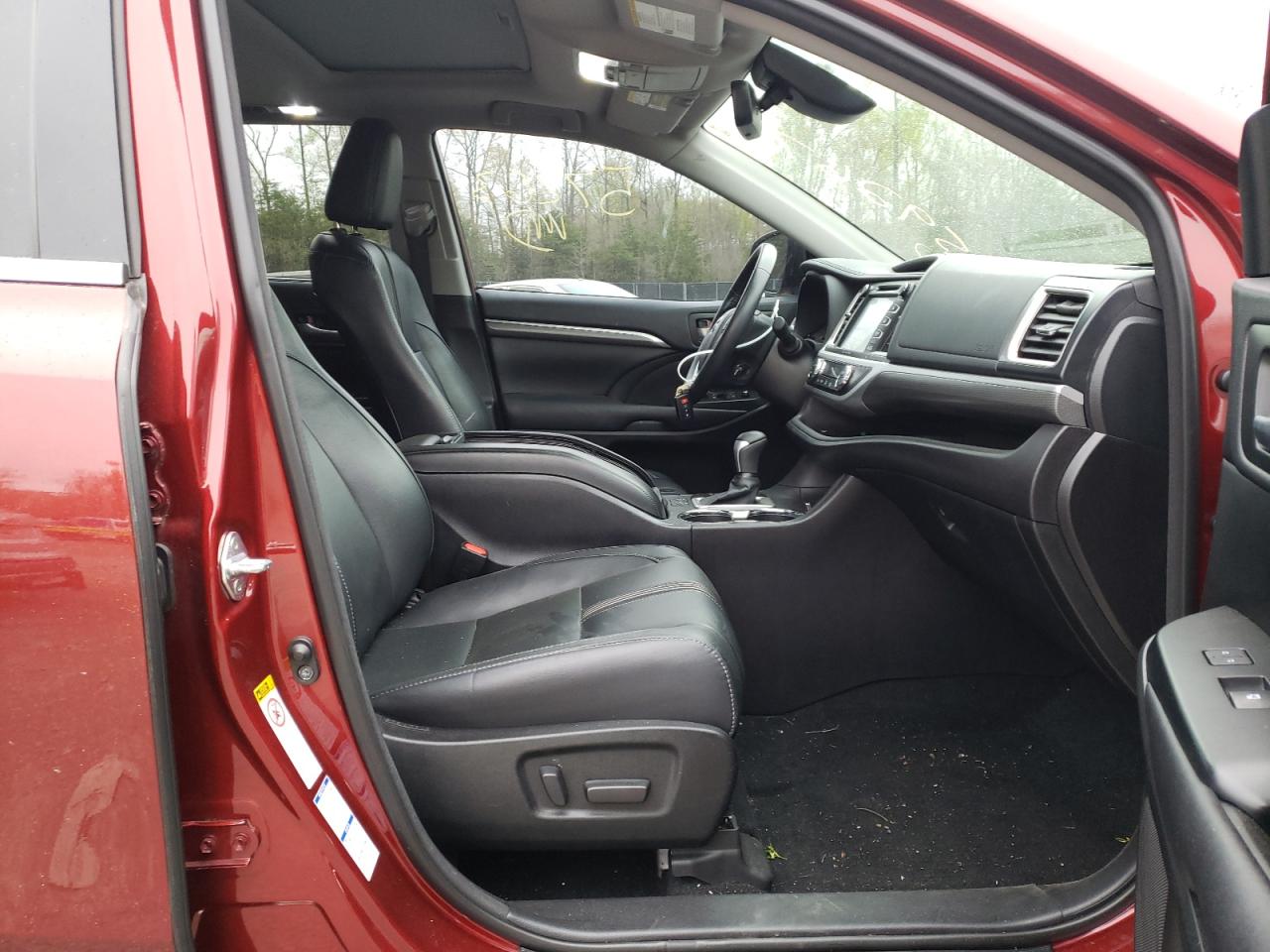 Photo 5 from auction – 2018 TOYOTA HIGHLANDER with VIN 5TDJZRFH5JS499873