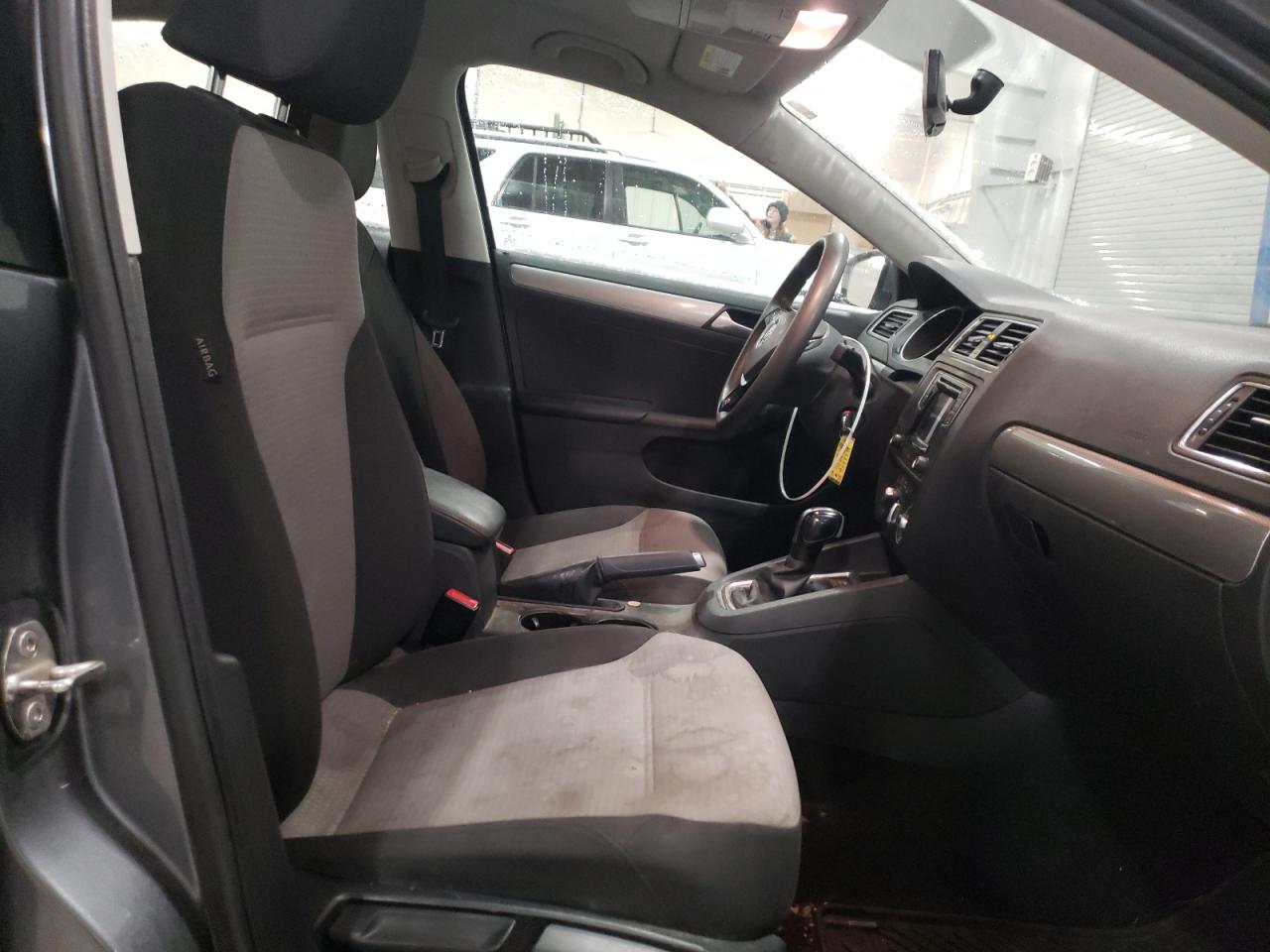 Photo 5 from auction – 2017 VOLKSWAGEN JETTA S with VIN 3VW2B7AJ5HM331858
