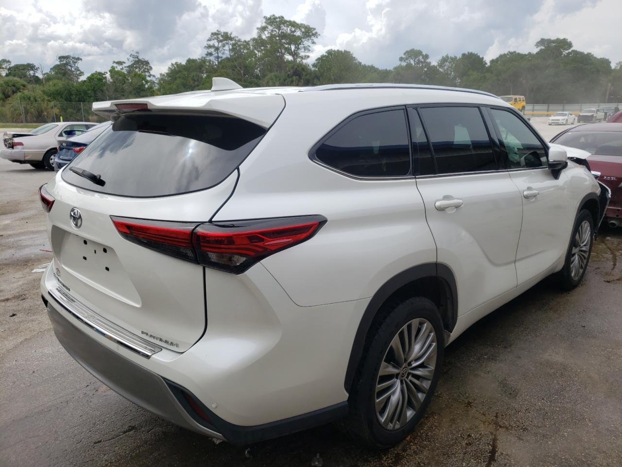 Photo 4 from auction – 2021 TOYOTA HIGHLANDER with VIN 5TDFZRAH4MS072721