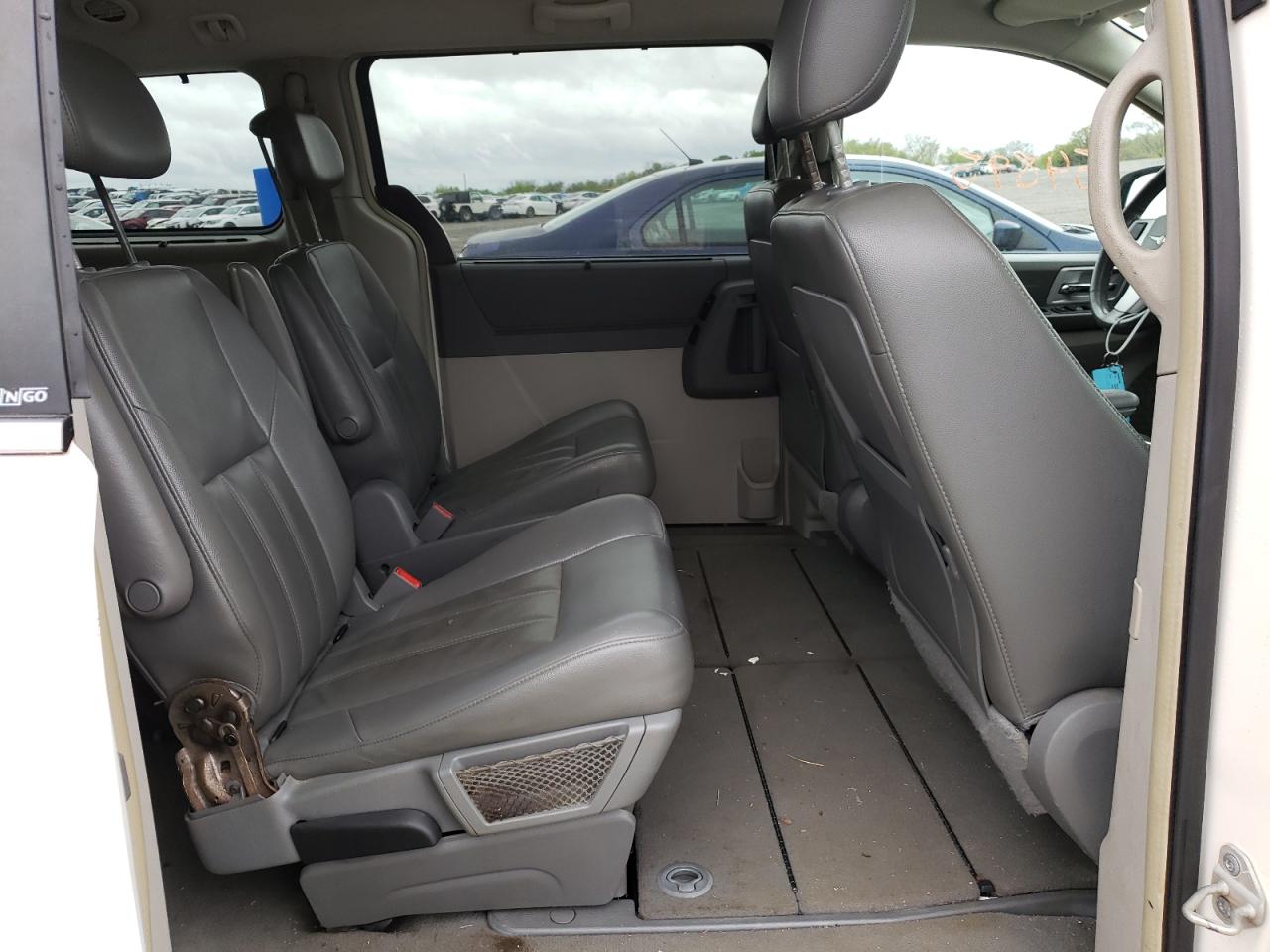 Photo 6 from auction – 2008 CHRYSLER TOWN & COU with VIN 2A8HR54P98R843847