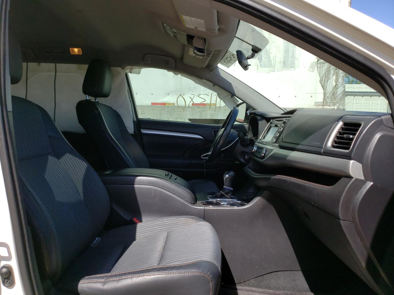 Photo 5 from auction – 2015 TOYOTA HIGHLANDER with VIN 5TDBKRFH8FS091321