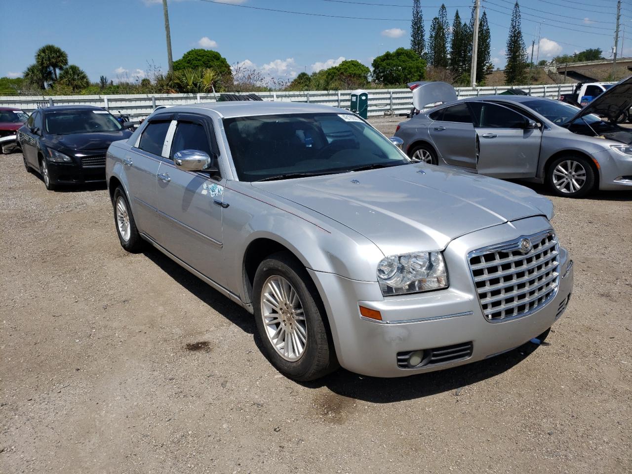 CHRYSLER 300 LX 2008 with VIN 2C3LA53G38H121617 - Photo from auction
