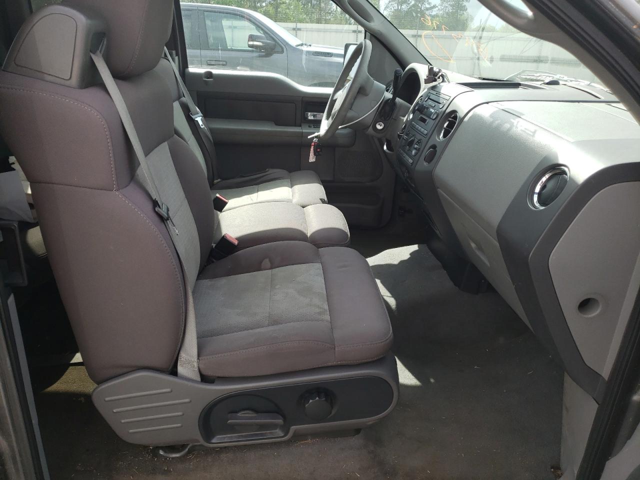 Photo 5 from auction – 2004 FORD F150 with VIN 1FTRX12W24NB43776