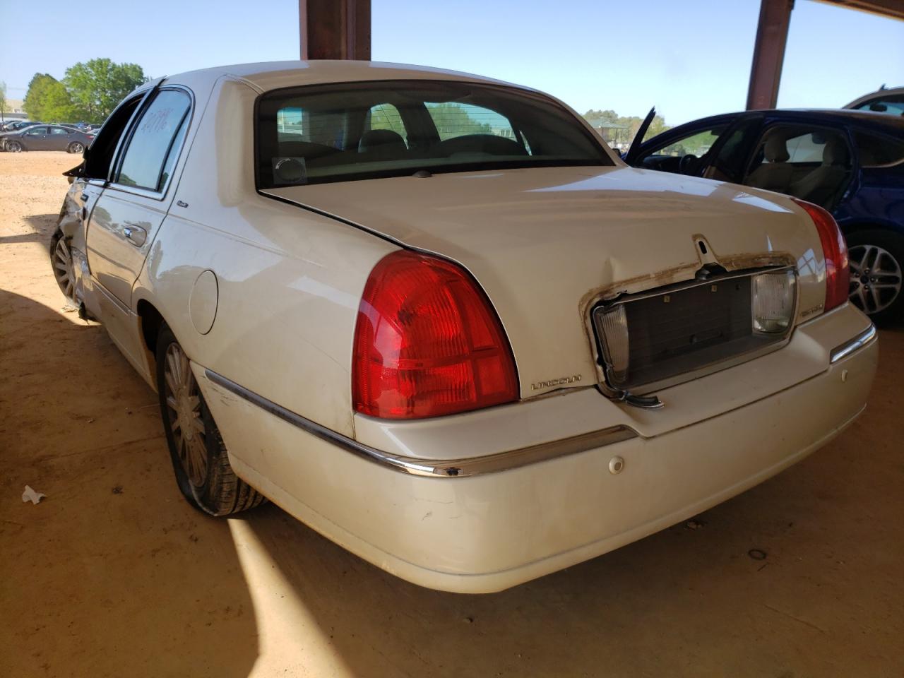 Photo 3 from auction – 2004 LINCOLN TOWN CAR U with VIN 1LNHM83W84Y659694