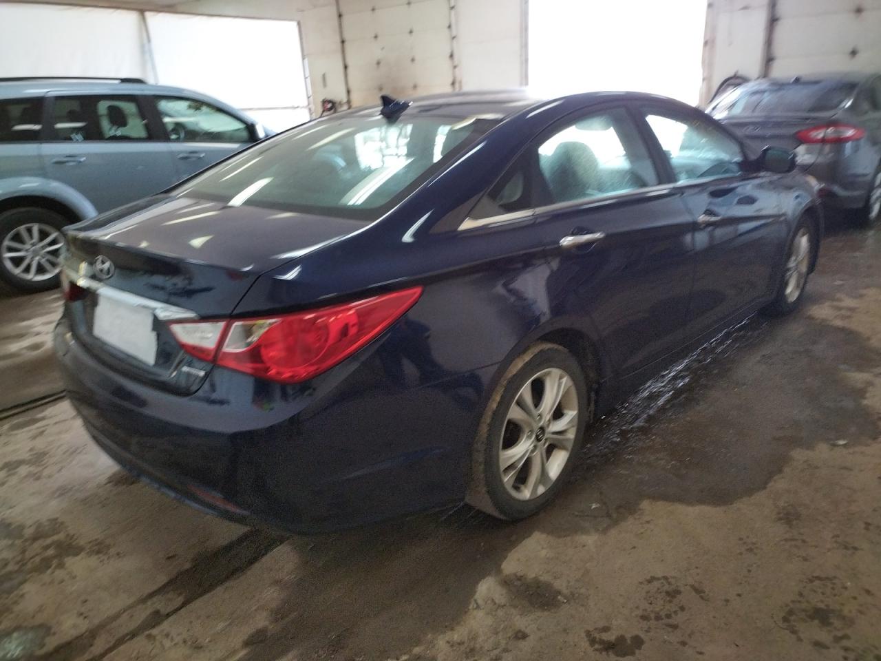 Photo 4 from auction – 2011 HYUNDAI SONATA SE with VIN 5NPEC4AC6BH059749