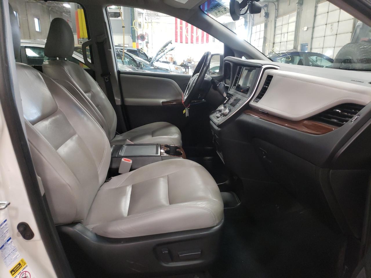 Photo 5 from auction – 2015 TOYOTA SIENNA XLE with VIN 5TDDK3DC9FS113517