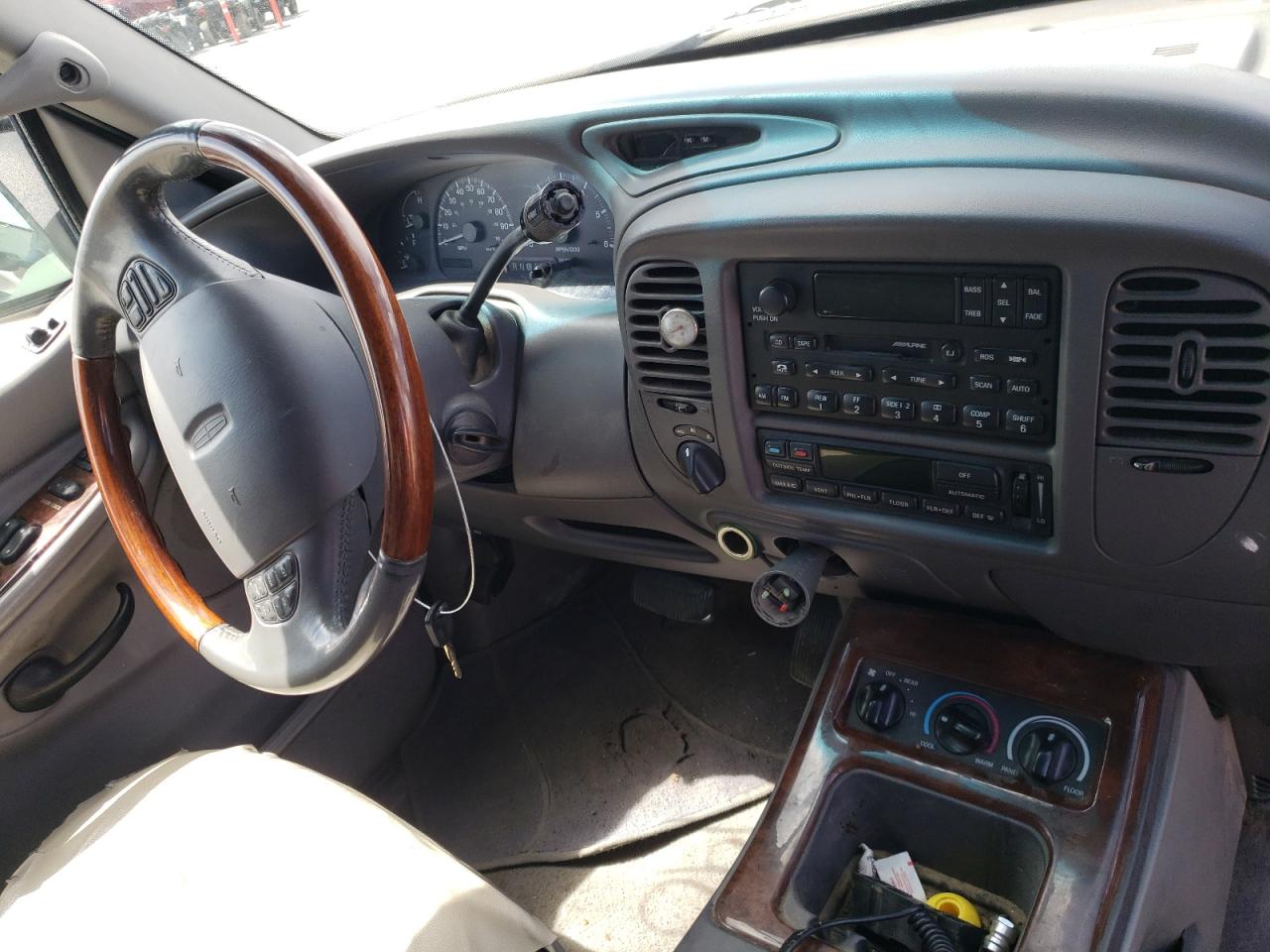 Photo 9 from auction – 2001 LINCOLN NAVIGATOR with VIN 5LMFU28R01LJ21651