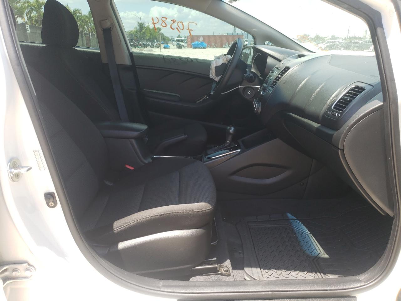 Photo 5 from auction – 2017 KIA FORTE LX with VIN 3KPFK4A72HE055009