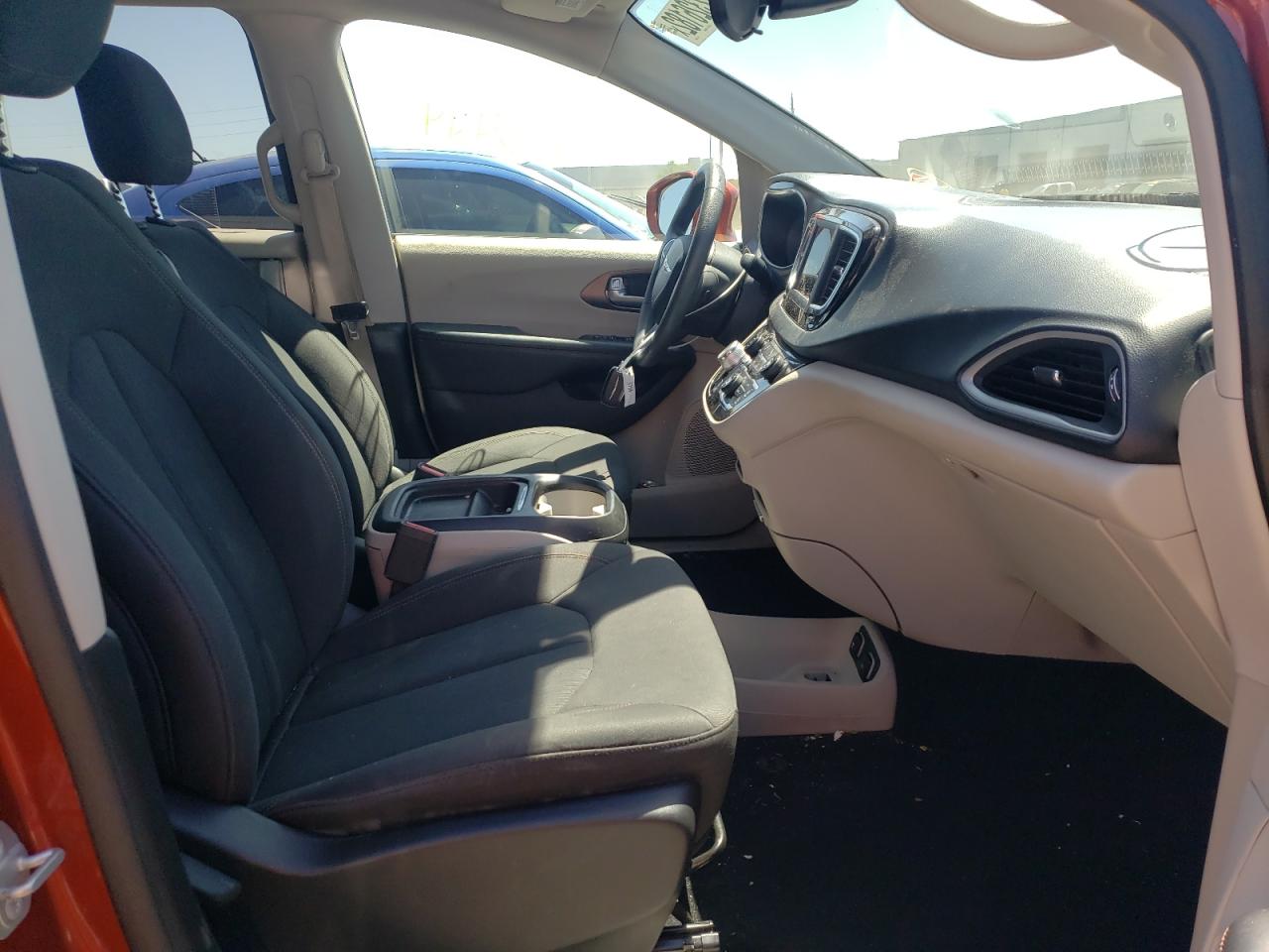 Photo 5 from auction – 2018 CHRYSLER PACIFICA T with VIN 2C4RC1FG7JR236452