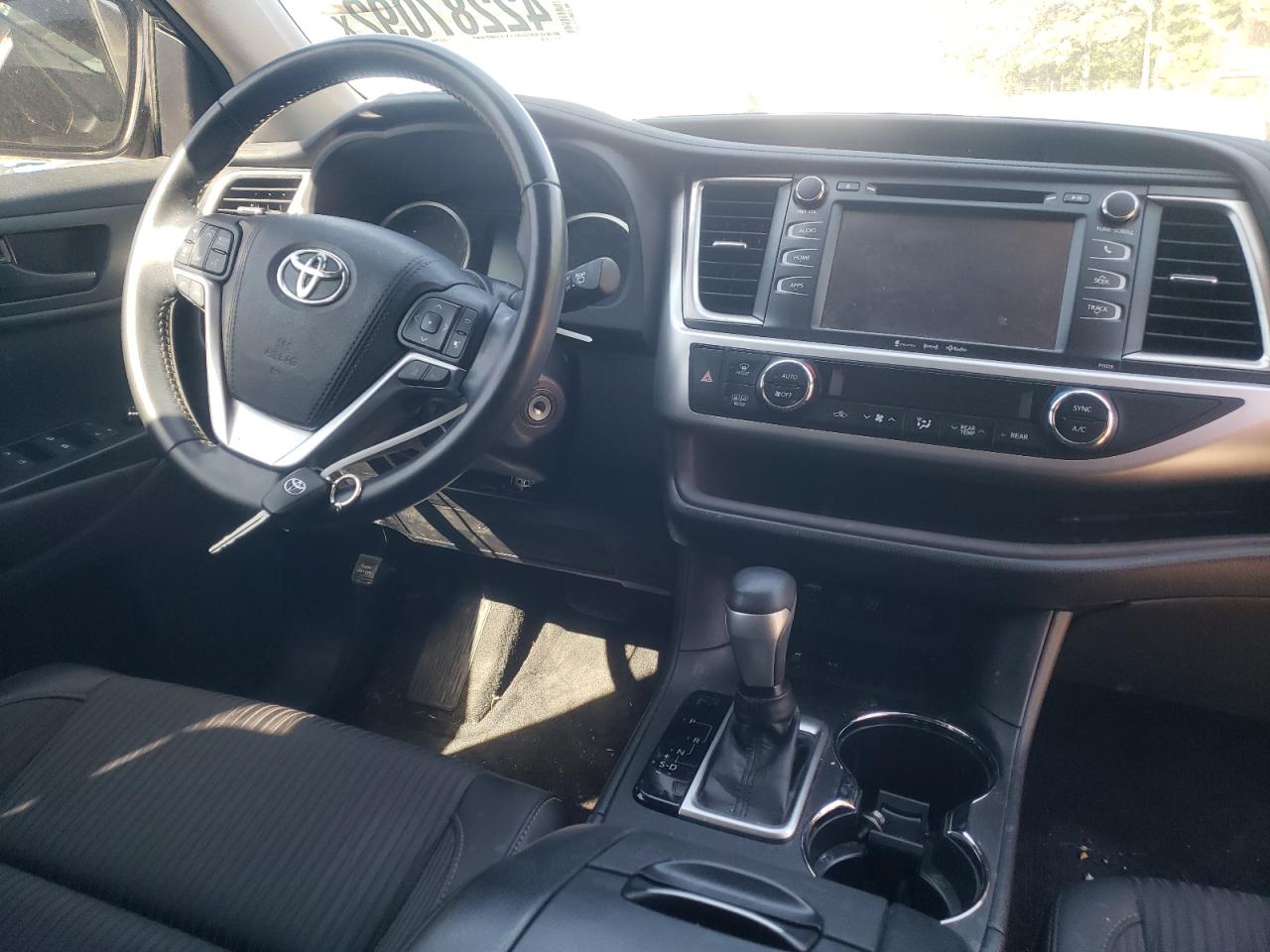Photo 9 from auction – 2018 TOYOTA HIGHLANDER with VIN 5TDZZRFH7JS254348