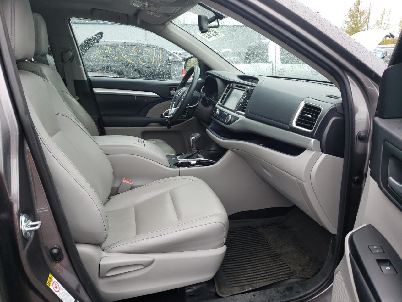 Photo 5 from auction – 2016 TOYOTA HIGHLANDER with VIN 5TDJKRFH8GS332775
