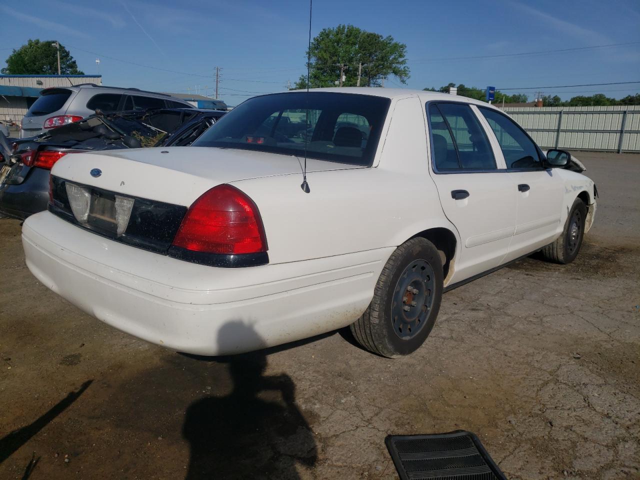 Photo 4 from auction – 2005 FORD CROWN VICT with VIN 2FAFP71W35X139765