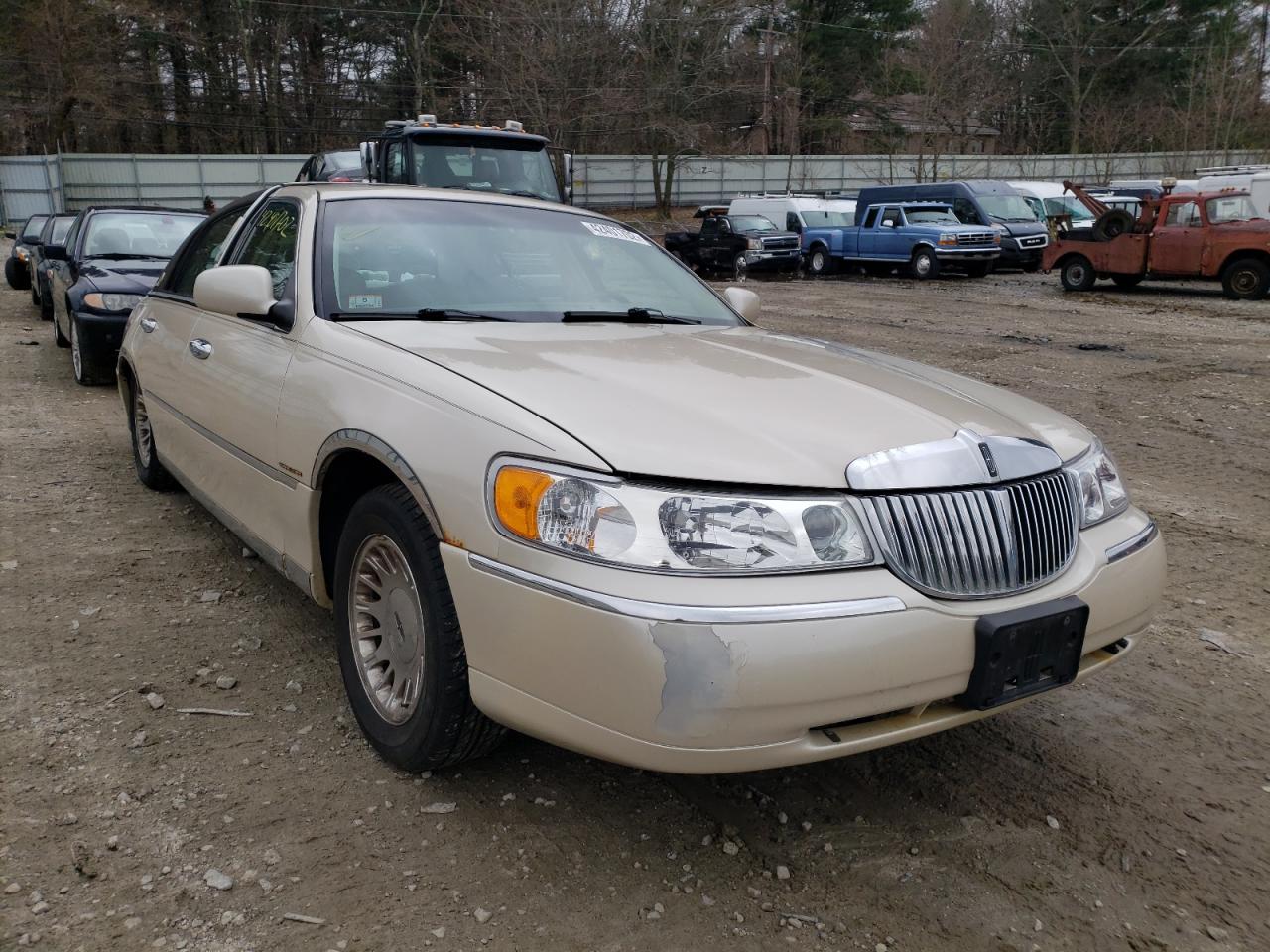 LINCOLN TOWN CAR C 2001 with VIN 1LNHM83W01Y723030 - Photo from auction