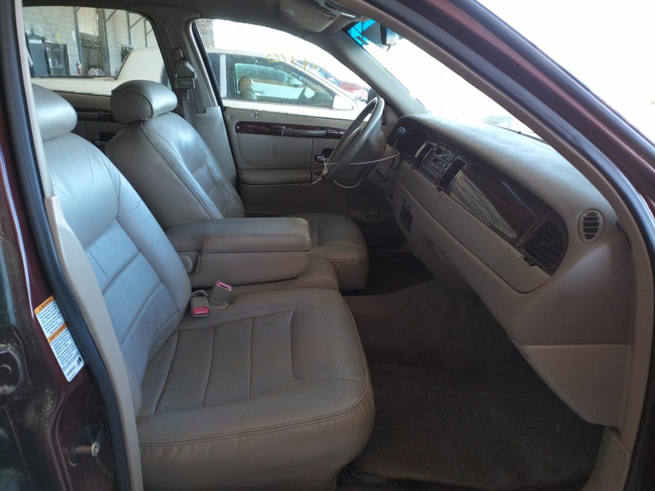 Photo 5 from auction – 2000 LINCOLN TOWN CAR E with VIN 1LNHM81W8YY794702