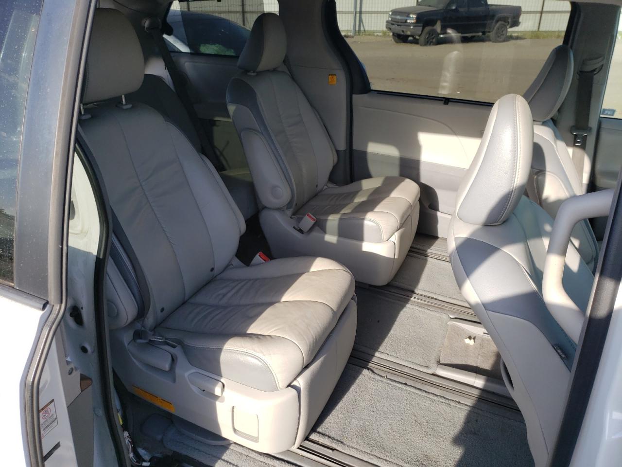 Photo 6 from auction – 2012 TOYOTA SIENNA XLE with VIN 5TDYK3DC9CS219088
