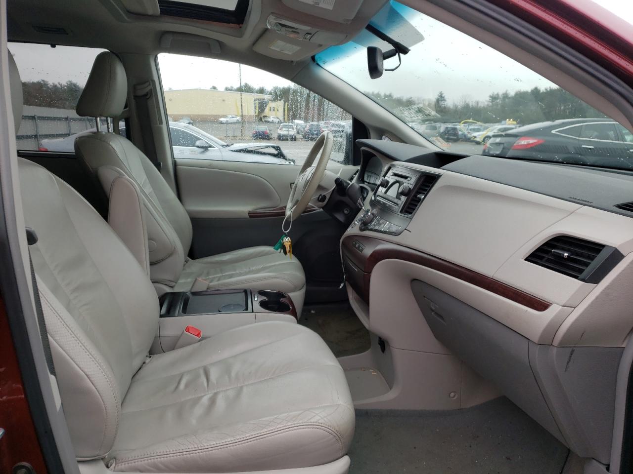 Photo 5 from auction – 2011 TOYOTA SIENNA XLE with VIN 5TDYK3DC2BS055326