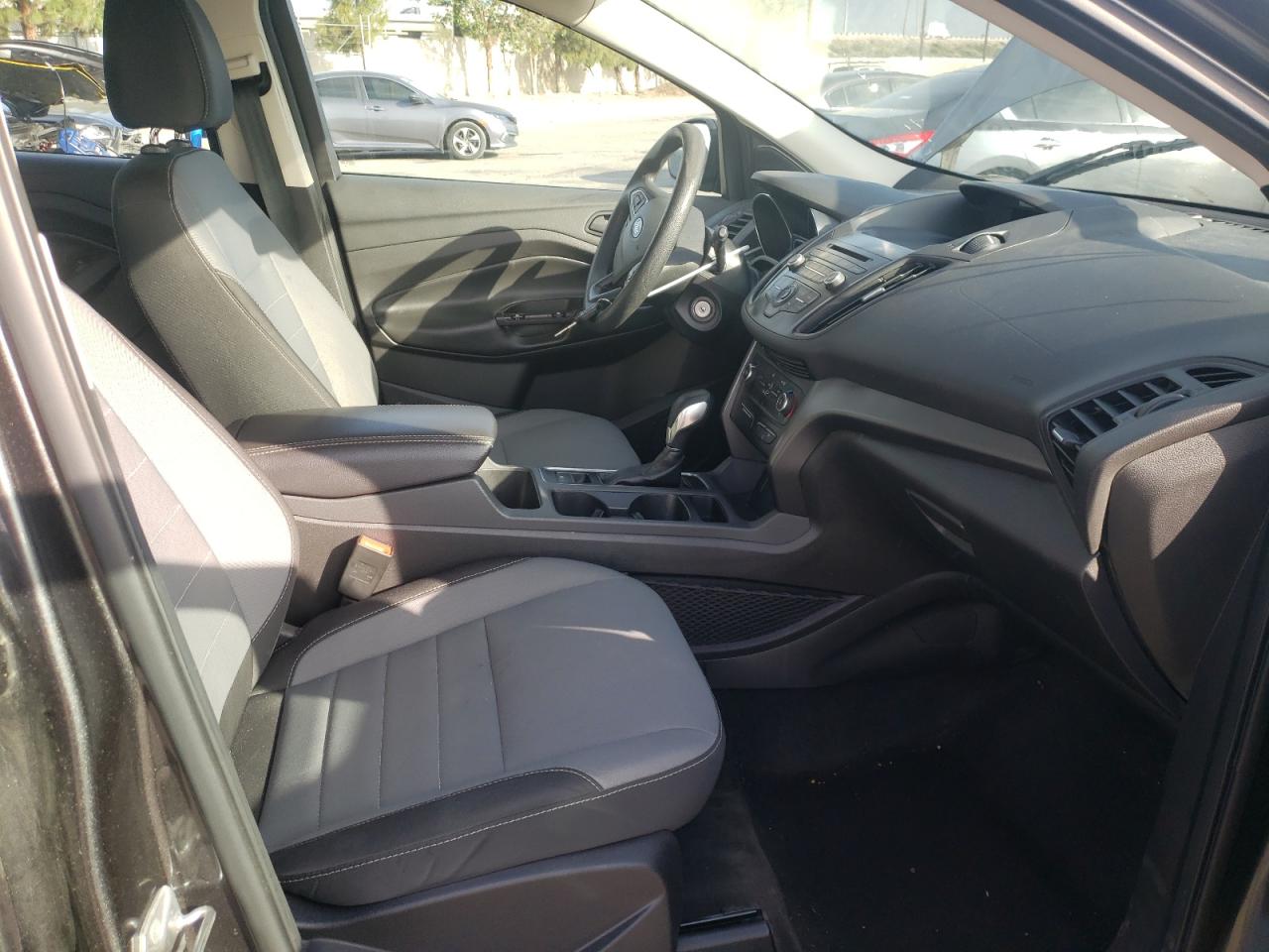 صورة رقم 5 من المزاد - 2017 FORD ESCAPE S مع VIN 1FMCU0F72HUD93828