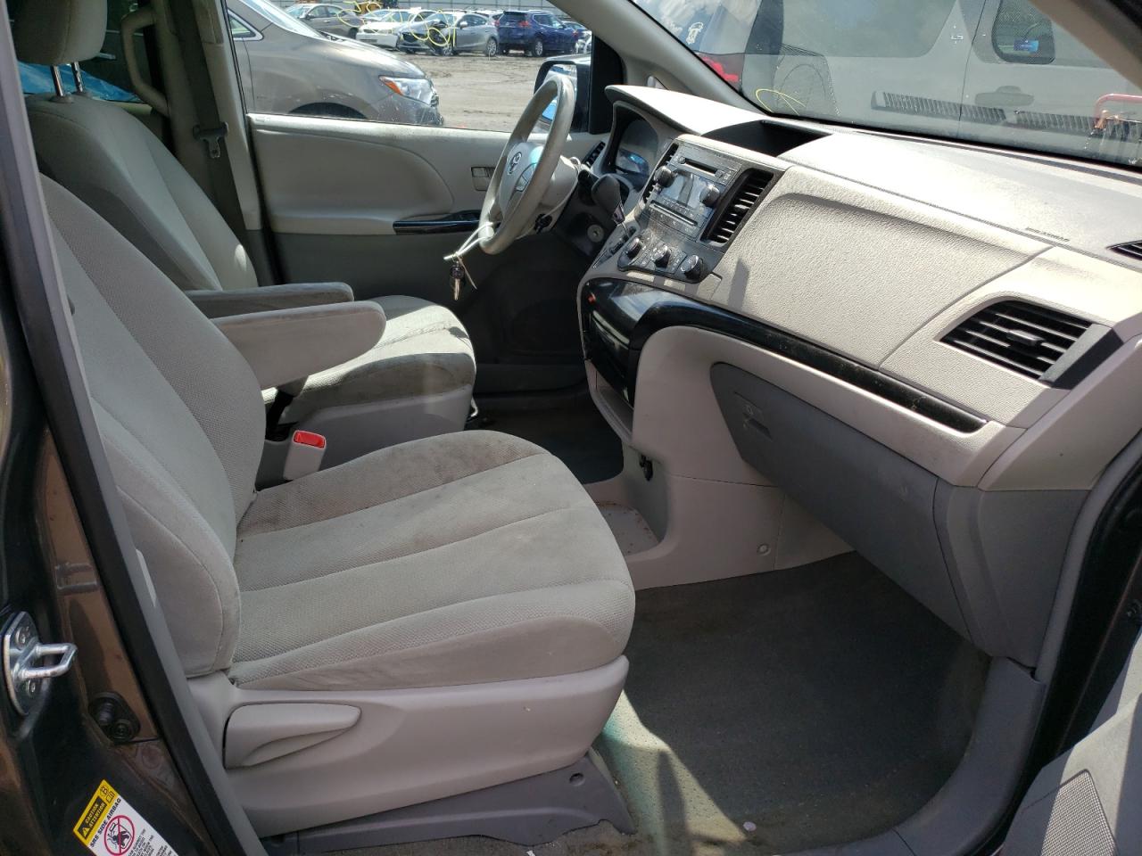 Photo 5 from auction – 2012 TOYOTA SIENNA with VIN 5TDZK3DC1CS227562