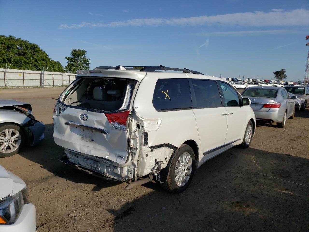 Photo 4 from auction – 2012 TOYOTA SIENNA XLE with VIN 5TDYK3DC9CS219088