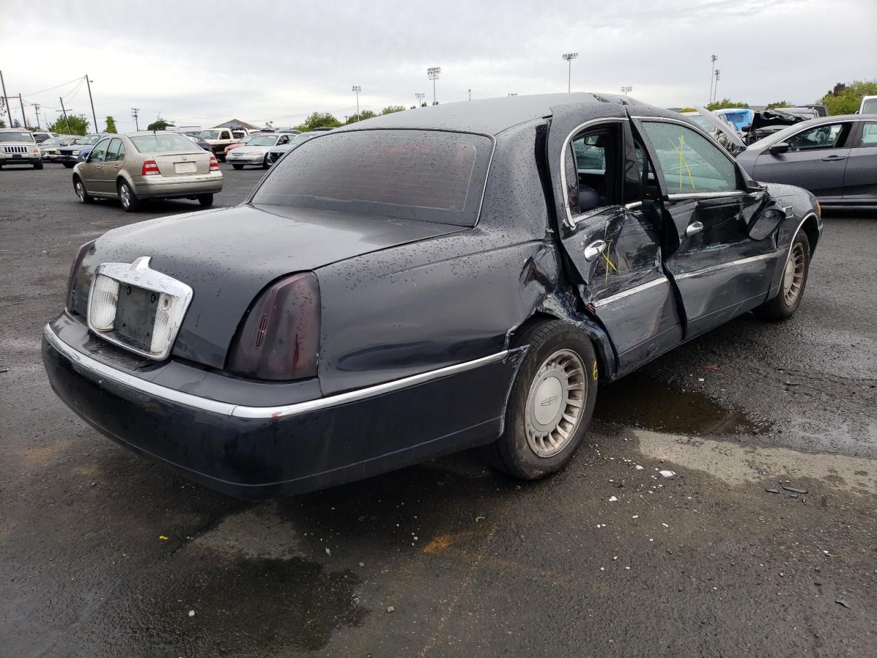 Photo 4 from auction – 2001 LINCOLN TOWNCAR with VIN 1LNHM81W41Y629252