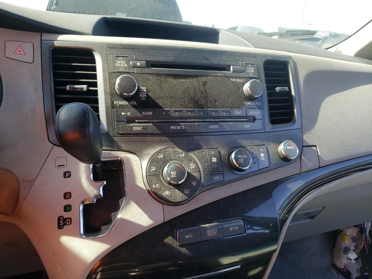 Photo 9 from auction – 2012 TOYOTA SIENNA LE with VIN 5TDKK3DC1CS277699