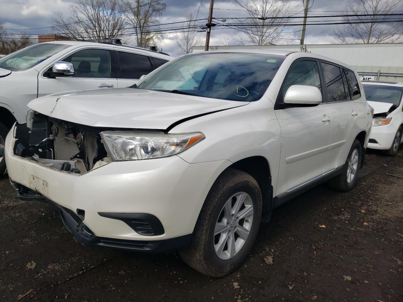 Photo 2 from auction – 2013 TOYOTA HIGHLANDER with VIN 5TDBK3EH8DS215700