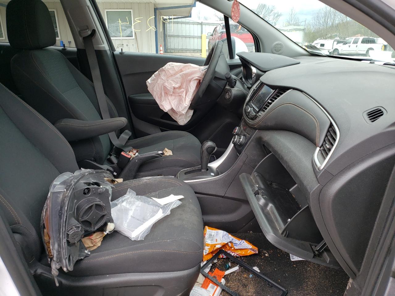 Photo 5 from auction – 2020 CHEVROLET TRAX with VIN 3GNCJKSB7LL317499