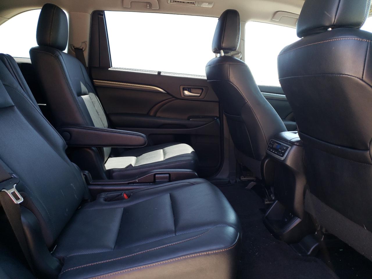 Photo 6 from auction – 2019 TOYOTA HIGHLANDER with VIN 5TDDZRFHXKS935485