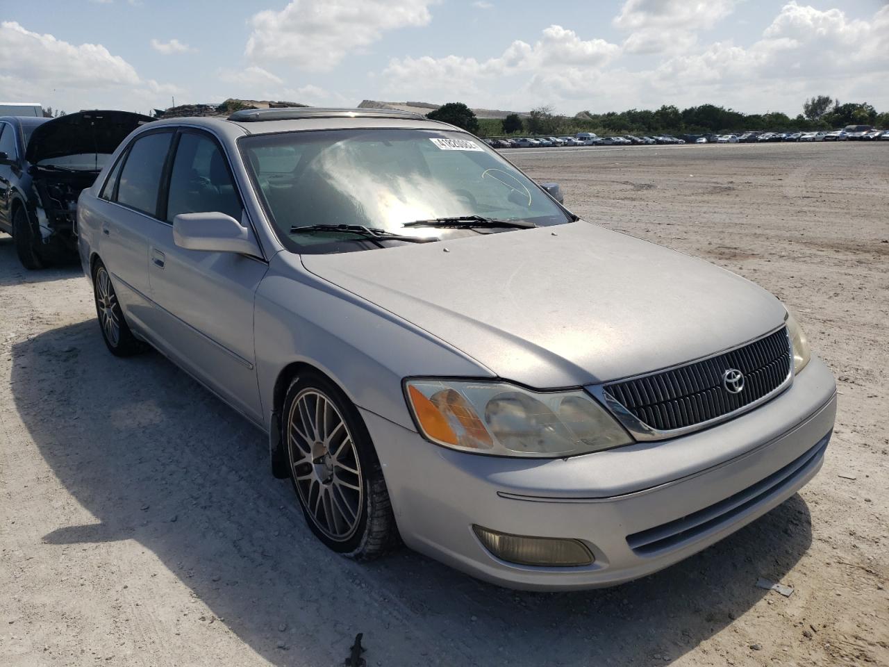 TOYOTA AVALON XL 2000 with VIN 4T1BF28B5YU036436 - Photo from auction