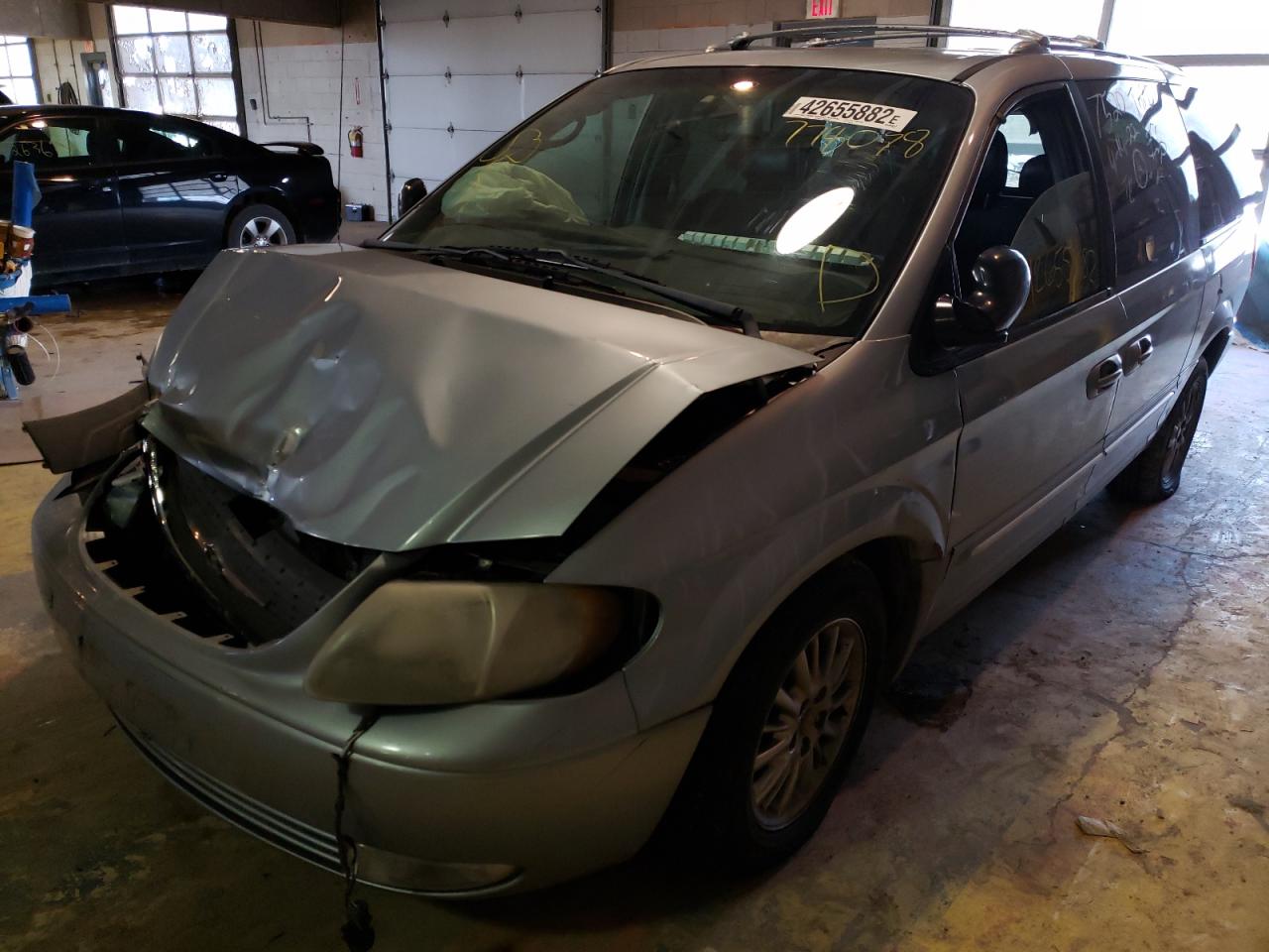 Photo 2 from auction – 2002 CHRYSLER TOWN & COU with VIN 2C8GP64L02R778078