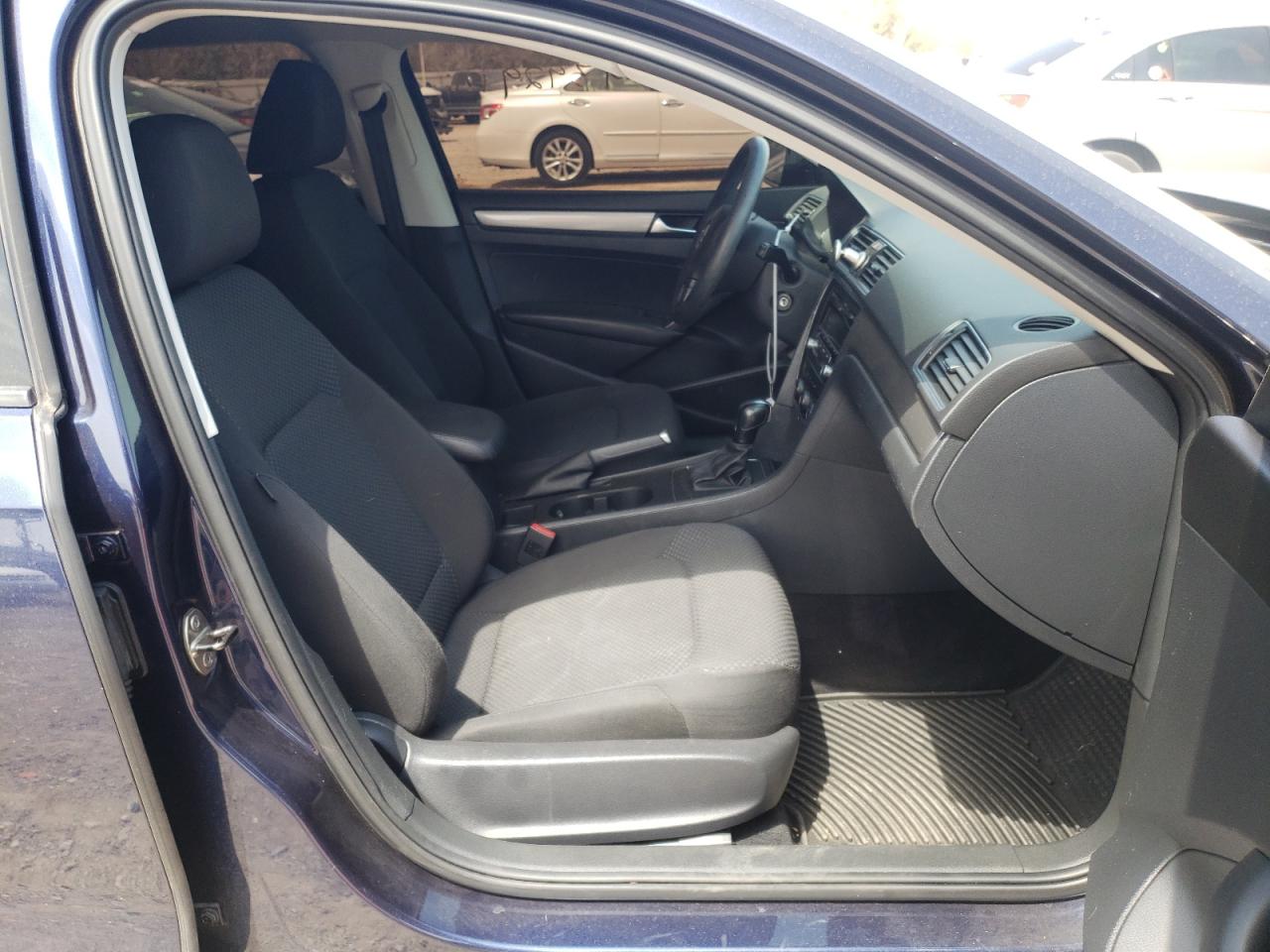 Photo 5 from auction – 2014 VOLKSWAGEN PASSAT S with VIN 1VWAS7A30EC042638
