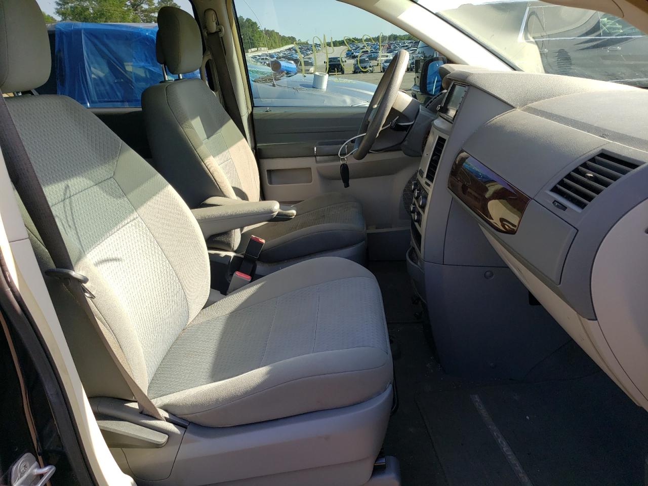 Photo 5 from auction – 2010 CHRYSLER TOWN & COU with VIN 2A4RR2D10AR415333