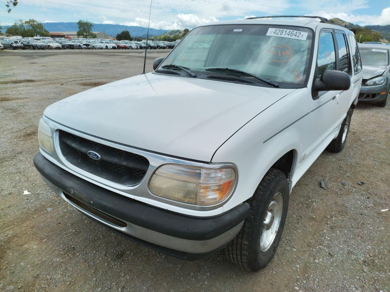 Photo 2 from auction – 1998 FORD EXPLORER with VIN 1FMZU34E4WZA95052