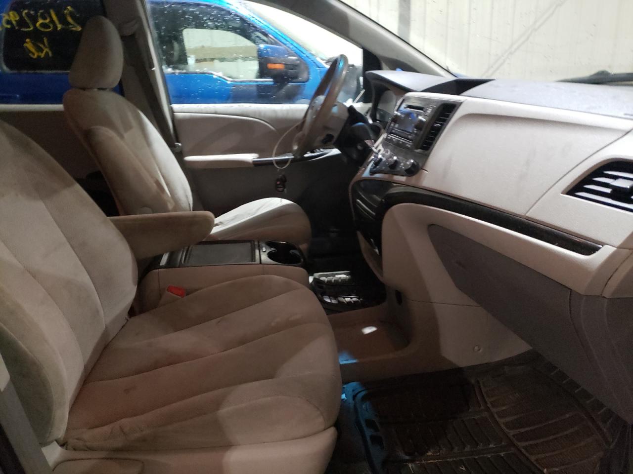 Photo 5 from auction – 2011 TOYOTA SIENNA with VIN 5TDZK3DC3BS010173