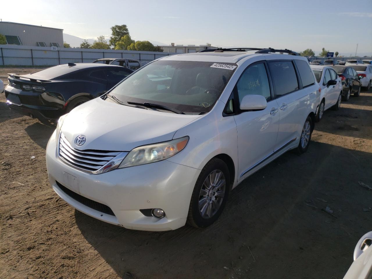 Photo 2 from auction – 2012 TOYOTA SIENNA XLE with VIN 5TDYK3DC9CS219088