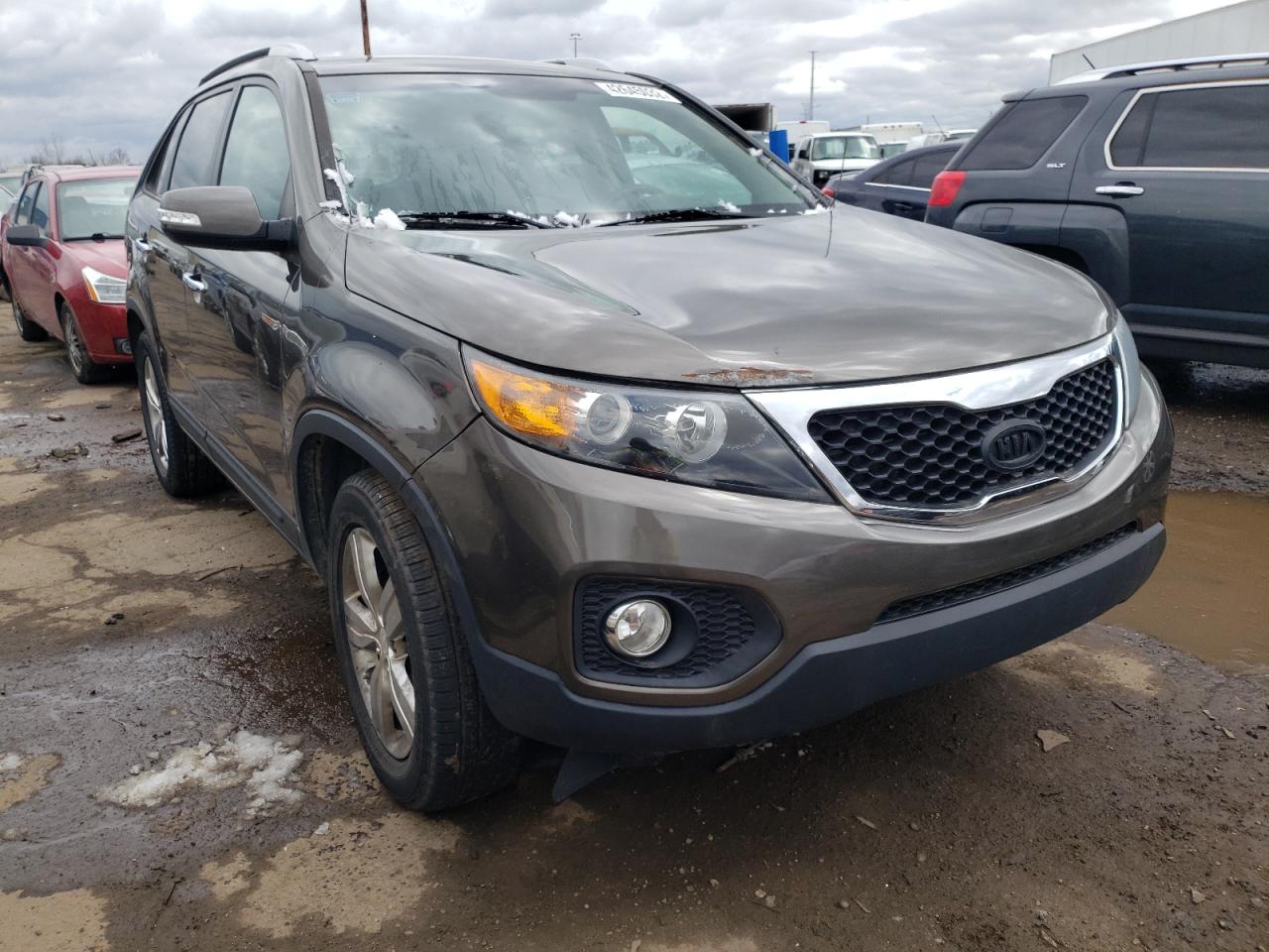 KIA SORENTO EX 2013 مع رقم تعريف المركبة 5XYKU3A63DG324707 - صورة من المزاد