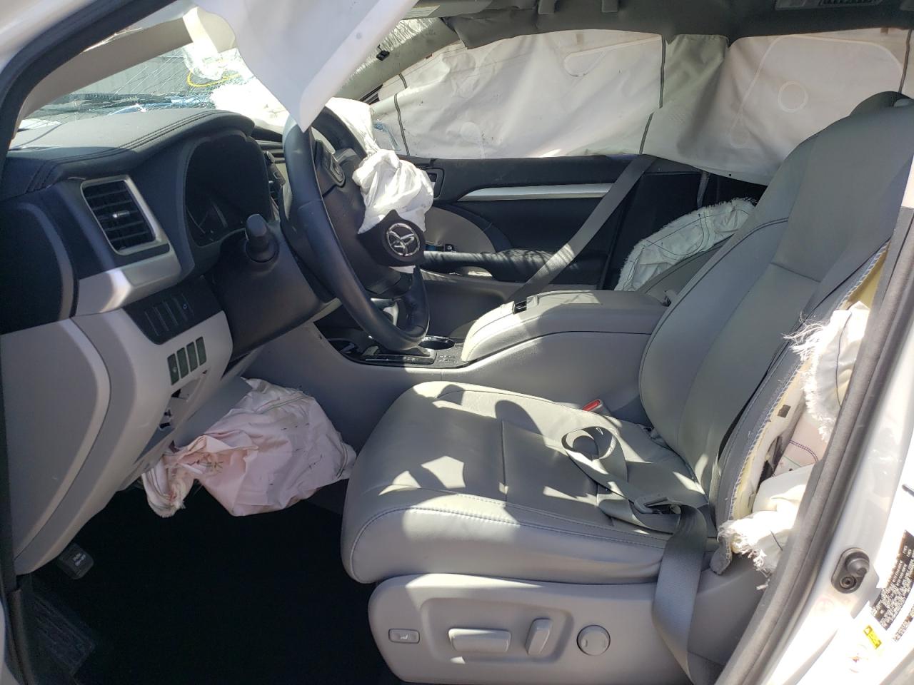 Photo 5 from auction – 2016 TOYOTA HIGHLANDER with VIN 5TDKKRFH4GS143271