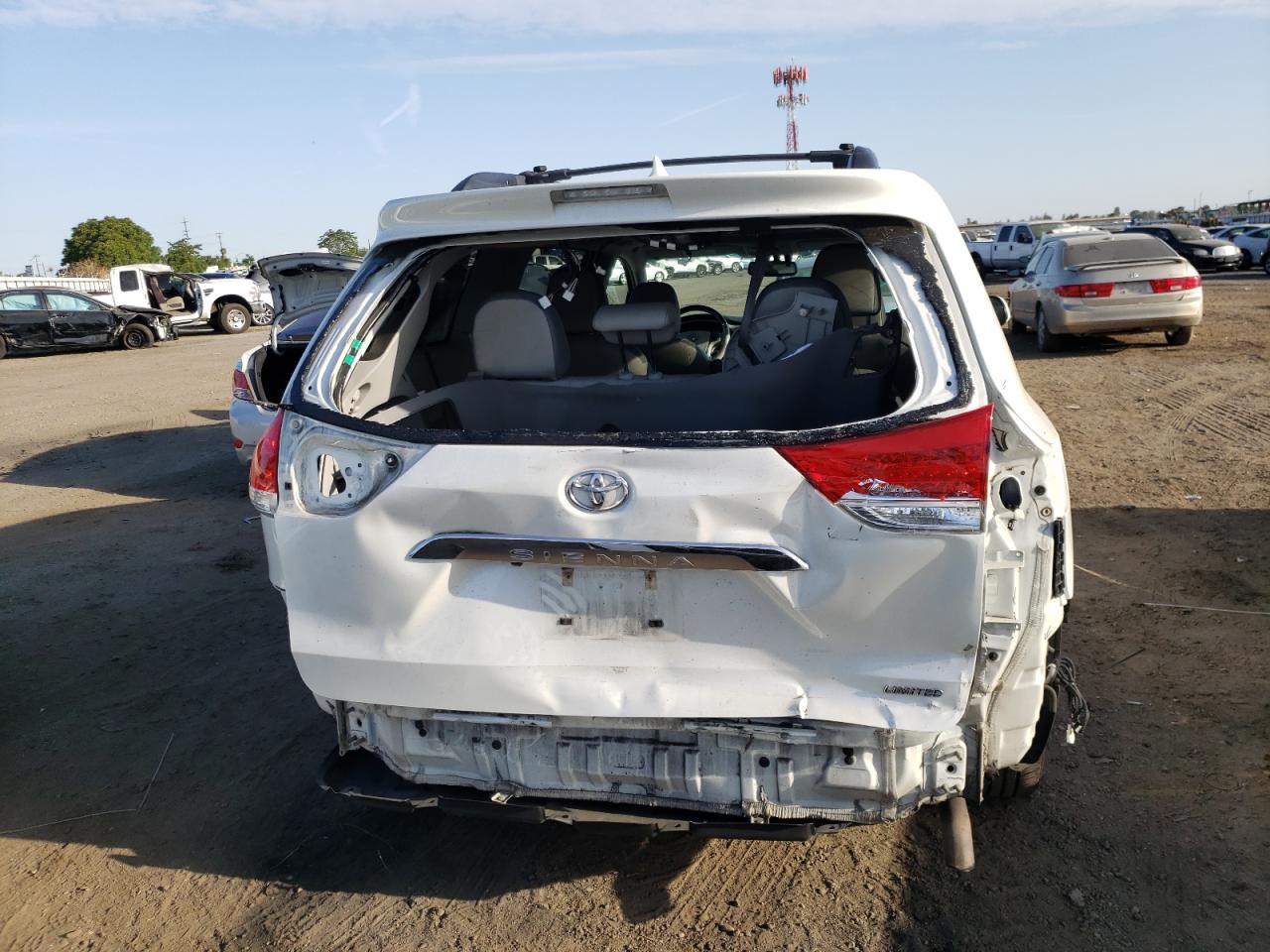 Photo 9 from auction – 2012 TOYOTA SIENNA XLE with VIN 5TDYK3DC9CS219088