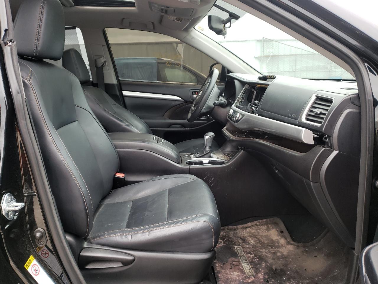 Photo 5 from auction – 2015 TOYOTA HIGHLANDER with VIN 5TDJKRFHXFS132060