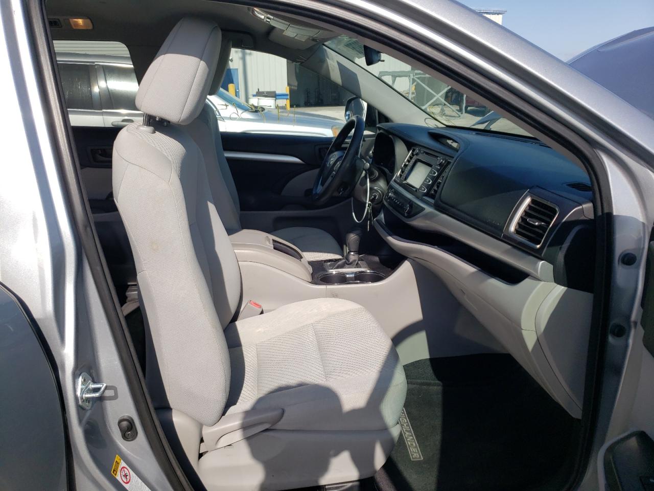 Photo 5 from auction – 2015 TOYOTA HIGHLANDER with VIN 5TDZARFH2FS010217