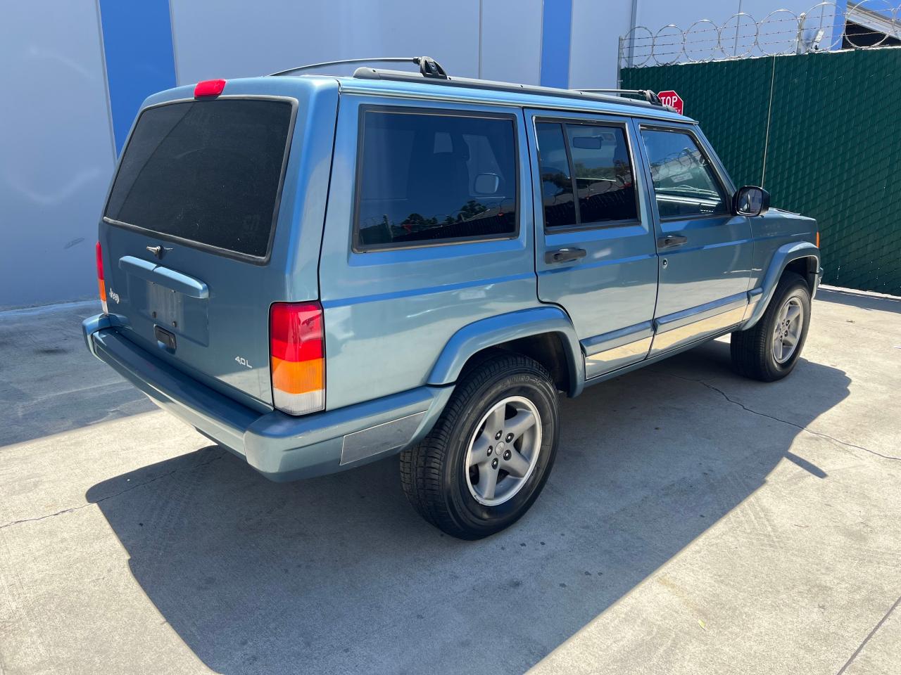 Photo 4 from auction – 1998 JEEP CHEROKEE S with VIN 1J4FT68S9WL162785