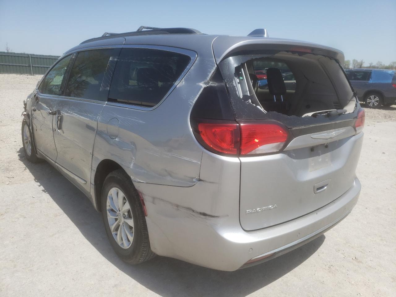 Photo 3 from auction – 2017 CHRYSLER PACIFICA T with VIN 2C4RC1BG3HR532746