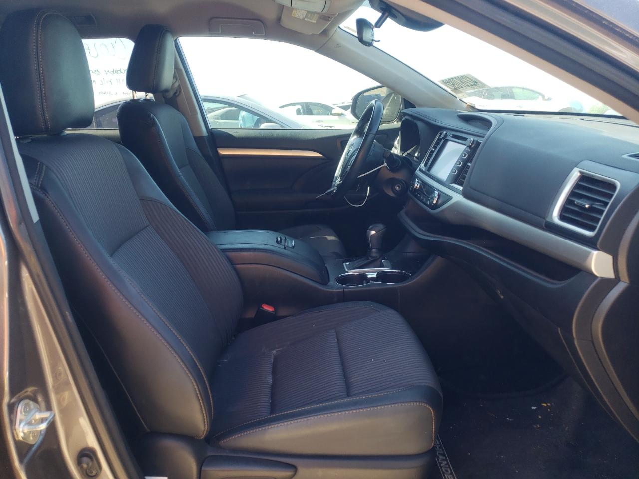 Photo 5 from auction – 2018 TOYOTA HIGHLANDER with VIN 5TDZZRFH7JS254348