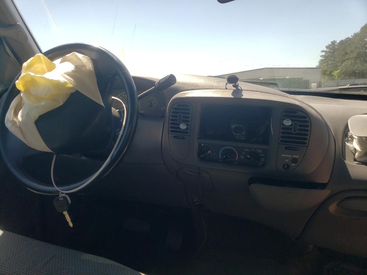 Photo 9 from auction – 2000 FORD F150 with VIN 1FTZF1725YNA88741