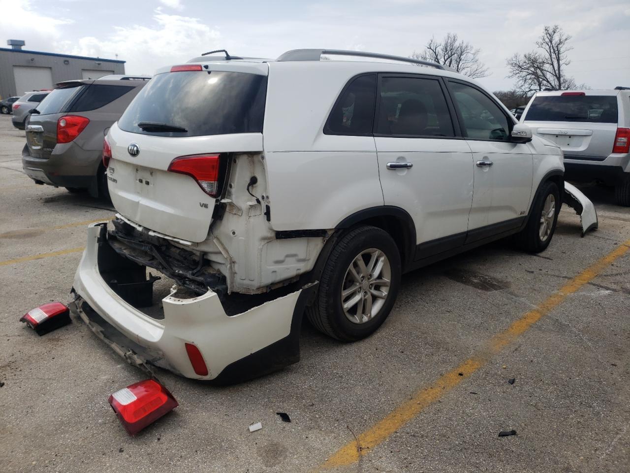 Photo 4 from auction – 2015 KIA SORENTO LX with VIN 5XYKTDA70FG604881