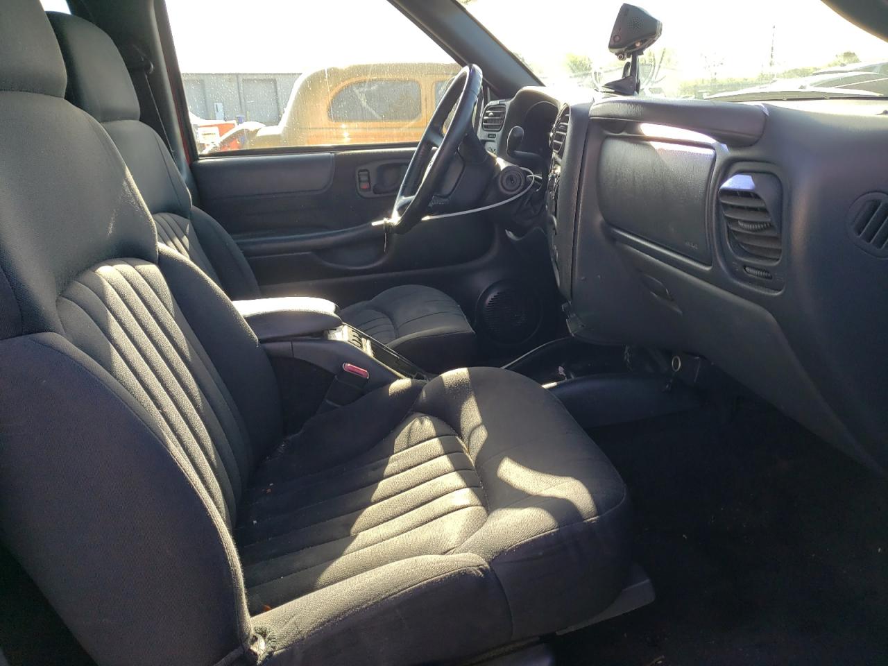 Photo 5 from auction – 2003 CHEVROLET BLAZER with VIN 1GNCS13X43K140557