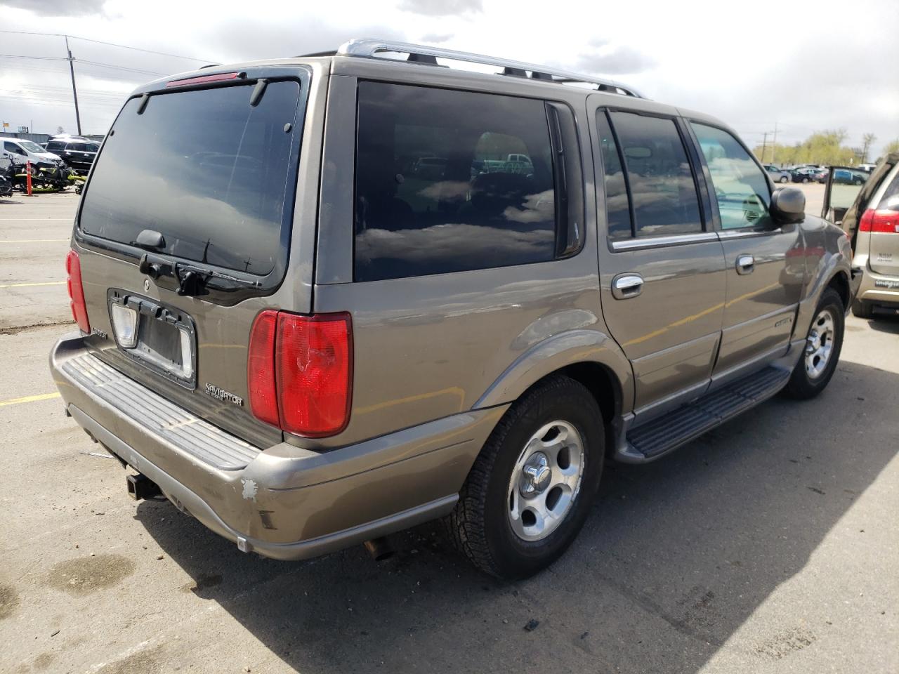 Photo 4 from auction – 2001 LINCOLN NAVIGATOR with VIN 5LMFU28R01LJ21651